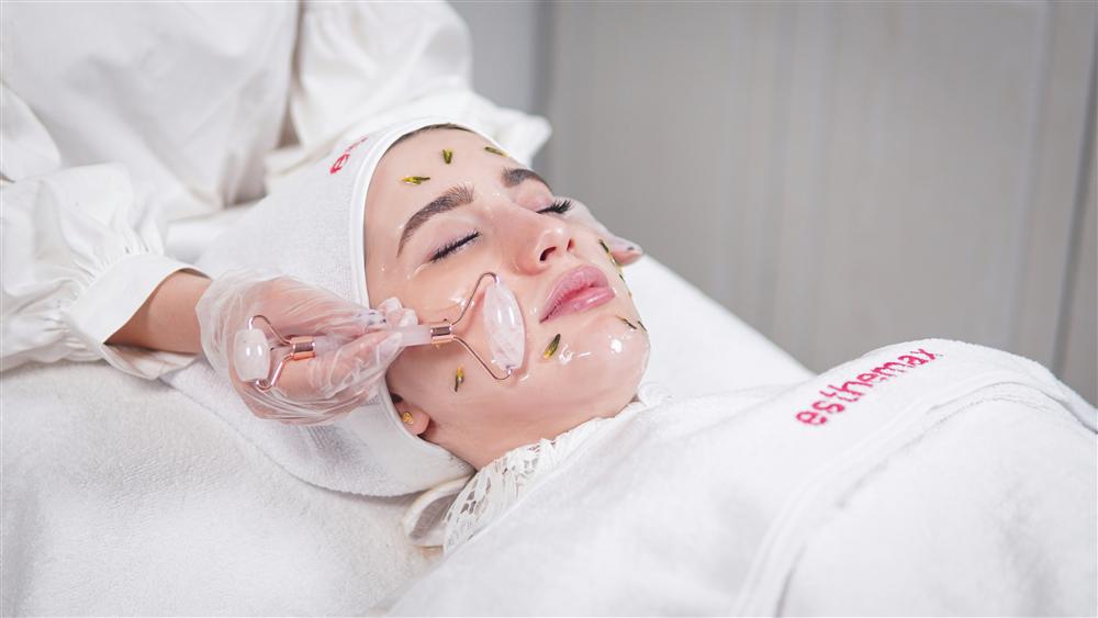 Masaj facial cu role de cuart roz